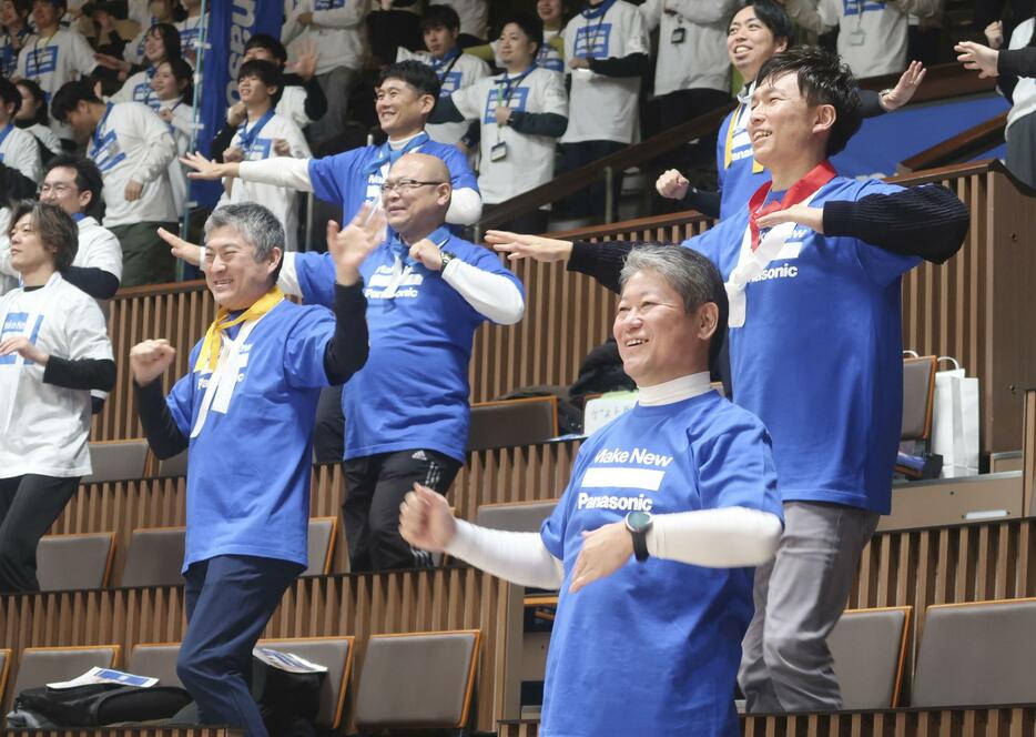 社内交流イベントで社員らと一緒に準備運動するパナソニックの品田正弘社長（手前右）＝22日、東京都渋谷区