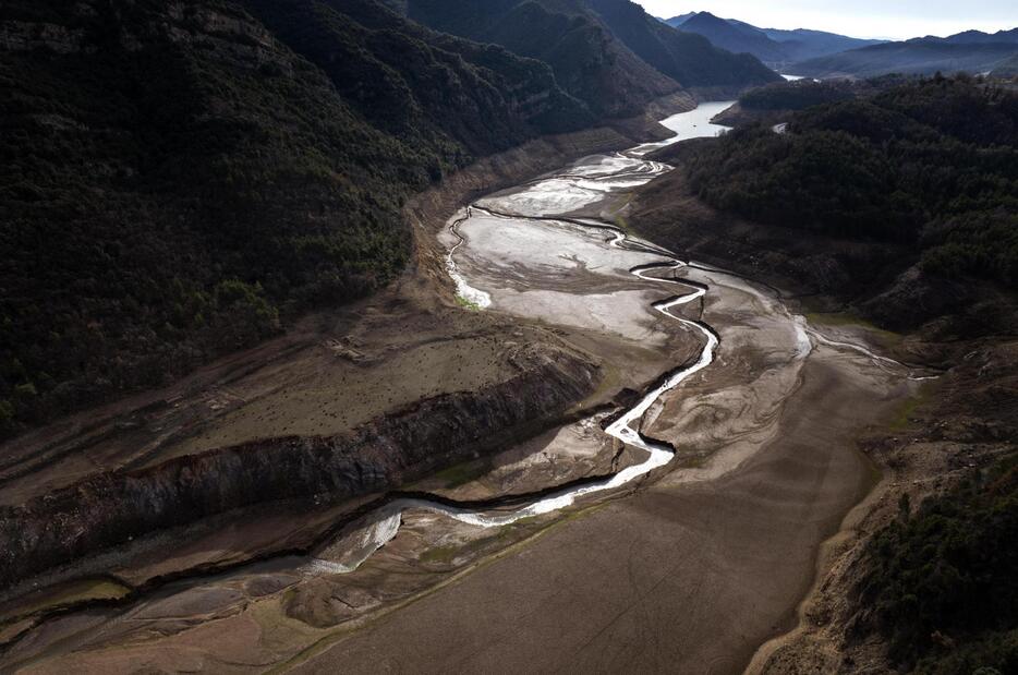 スペイン・バルセロナ北方の水位の下がった貯水池＝1月23日（AP＝共同）