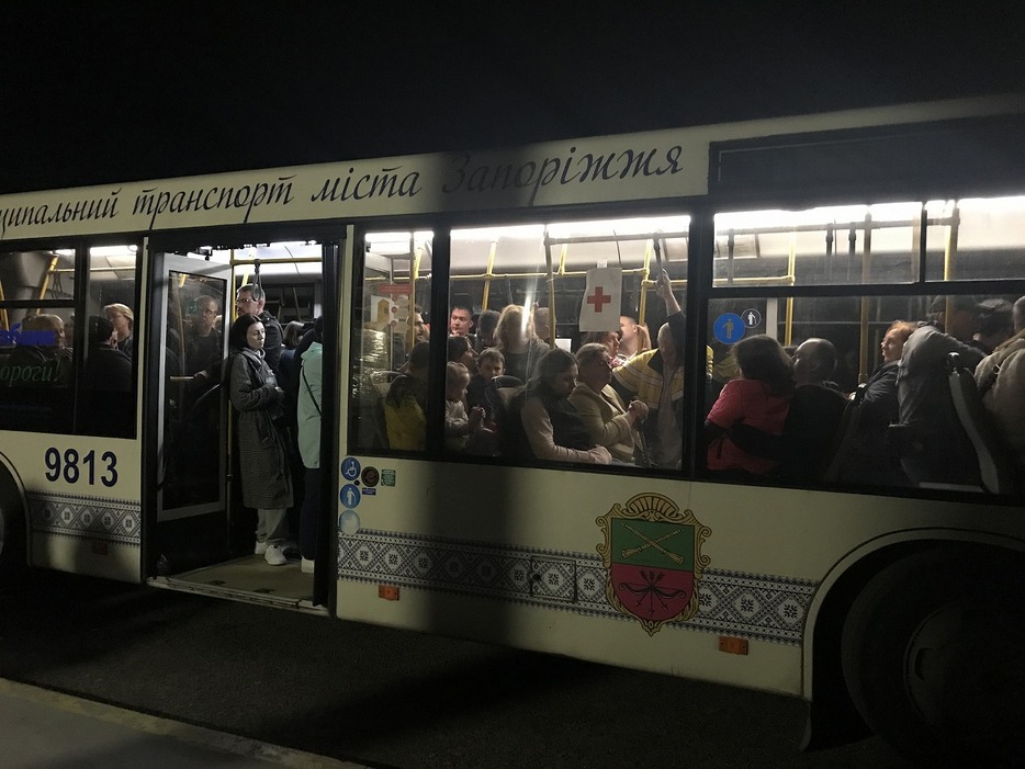 2022年5月、占領地からザポリージャに人道回廊のバスで避難してきた人たち