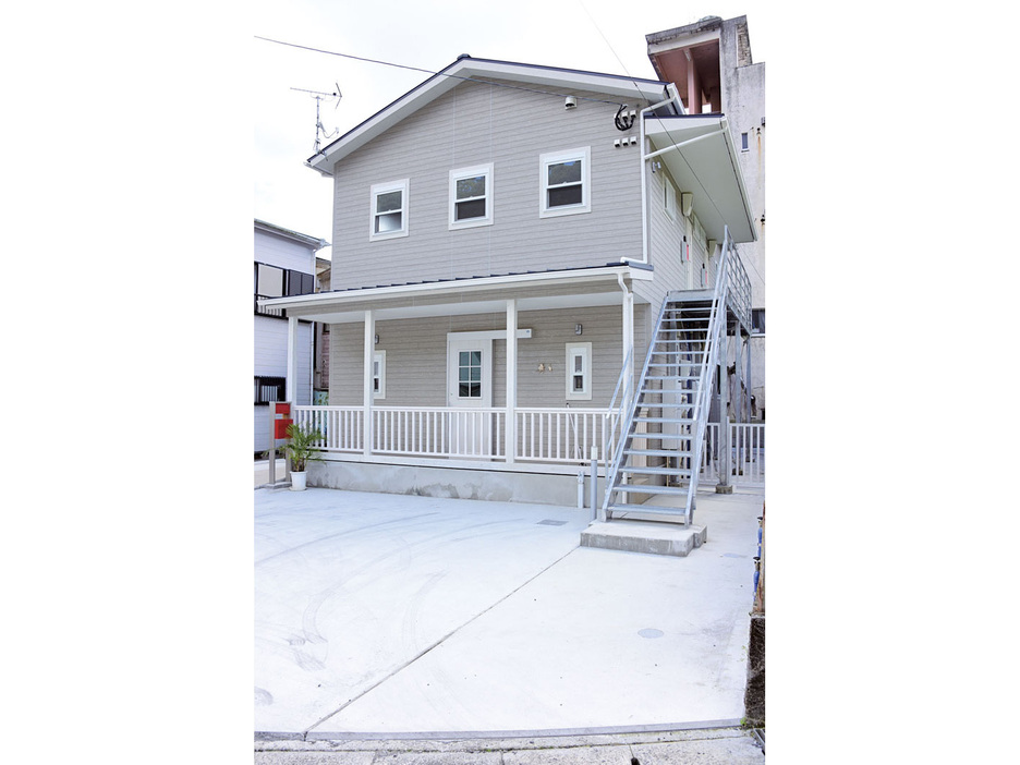 「安心してペットと暮らせる場所を」と新築されたアパート＝20日、鹿児島県奄美市
