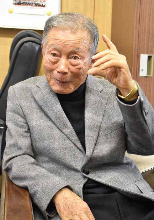 長年競い合ってきた愛工大名電の印象について語る大垣日大前監督の阪口慶三さん＝岐阜県大垣市の同校で２０２４年２月１５日、黒詰拓也撮影