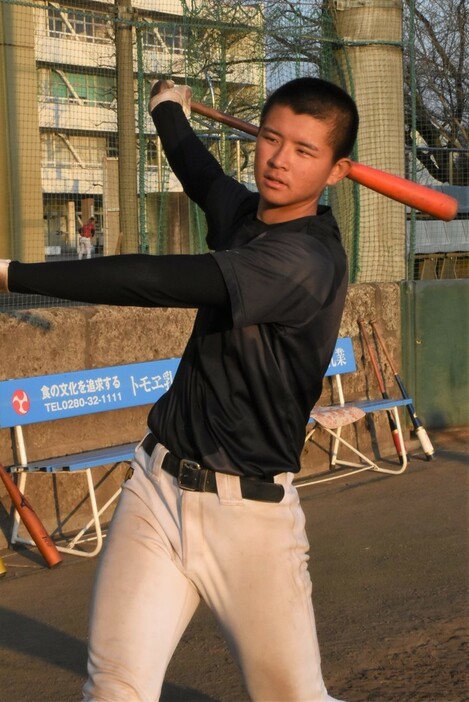 柳沼翔一塁手（１年）＝宇都宮市の作新学院高で２０２４年２月１８日、鴨田玲奈撮影