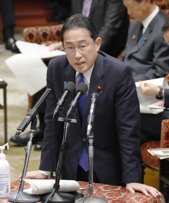 衆院予算委で答弁する岸田首相＝9日午後