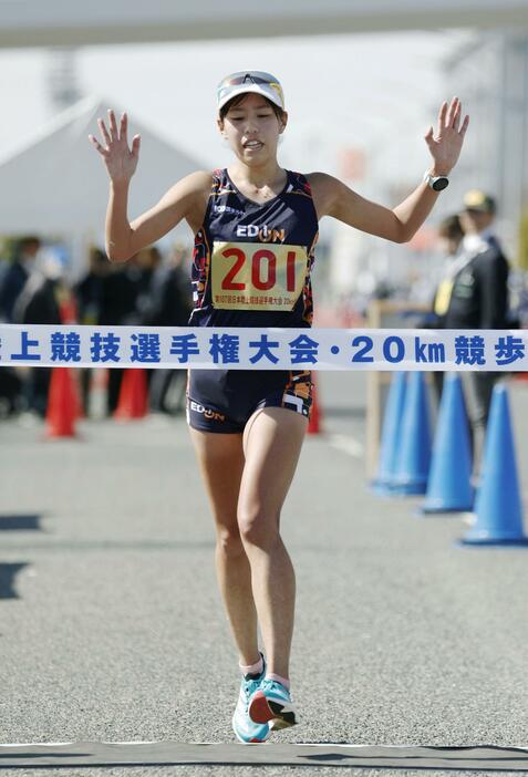 女子20キロ　1時間27分59秒で2連覇し、パリ五輪の日本代表に決まった藤井菜々子＝神戸市六甲アイランド甲南大周辺コース