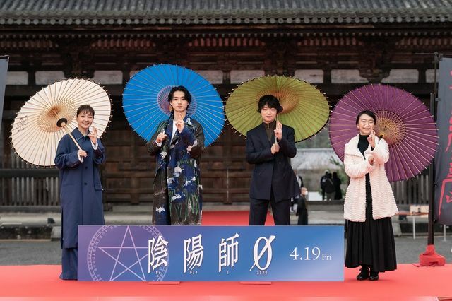 （左から）奈緒さん、山﨑賢人さん、染谷将太さん、佐藤嗣麻子 脚本・監督　（c）2024映画『陰陽師0』製作委員会