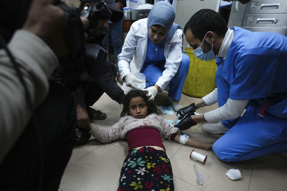 23日、イスラエル軍の攻撃で負傷し、パレスチナ自治区ガザ中部デールバラハの病院に搬送された子ども（AP＝共同）