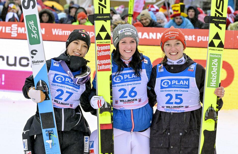 W杯ジャンプ女子個人第14戦で2位に入り、笑顔で撮影に応じる高梨沙羅（左）と優勝したジャクリーン・ザイフリーズベルガー（中央）ら＝ビリンゲン（共同）