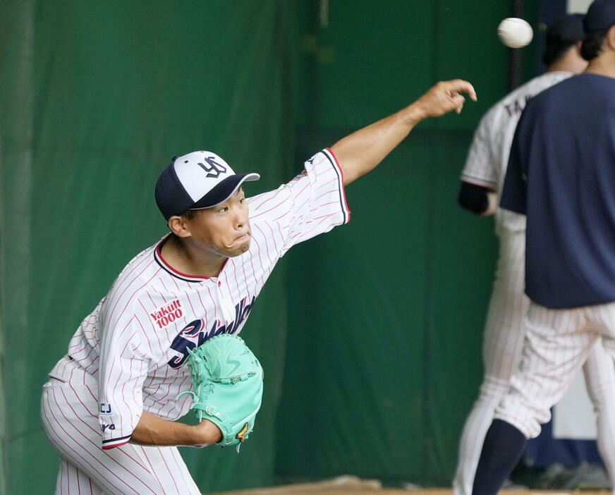 ブルペンで投球練習するヤクルト・田口＝浦添