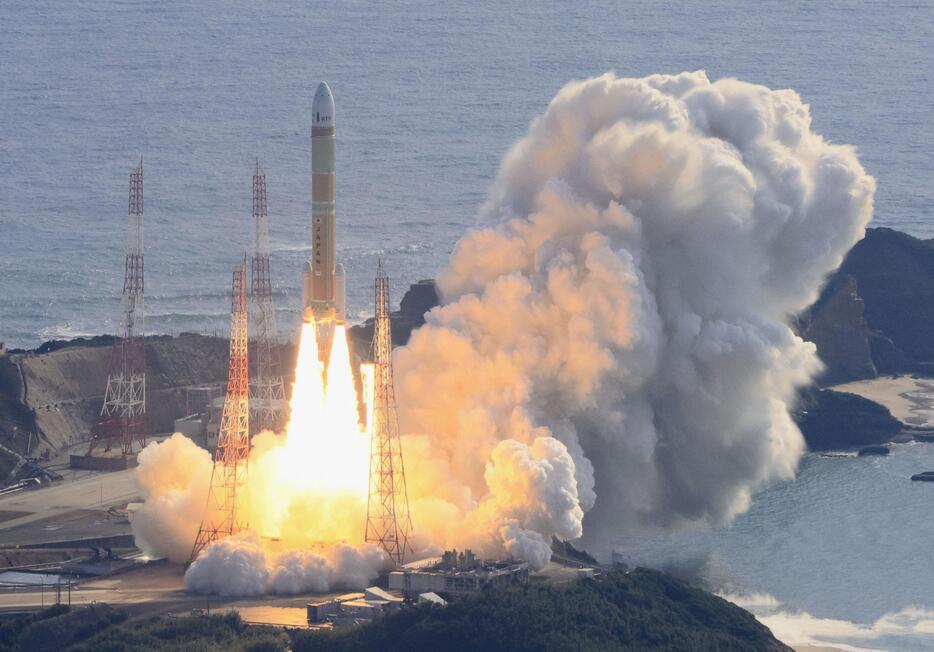 模擬衛星と2機の超小型衛星を載せ、鹿児島県の種子島宇宙センターから打ち上げられるH3ロケット2号機。昨年3月の1号機では点火に失敗した2段目エンジンも正常に燃焼し、目標の軌道投入に成功した＝17日午前9時22分（共同通信社ヘリから）