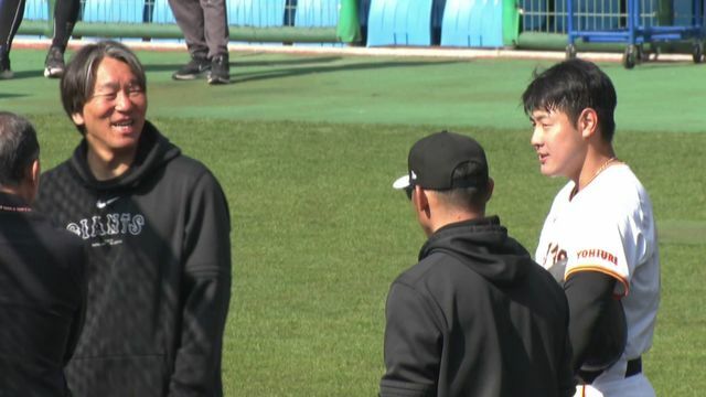 松井秀喜氏と会話をする巨人・岡本和真選手