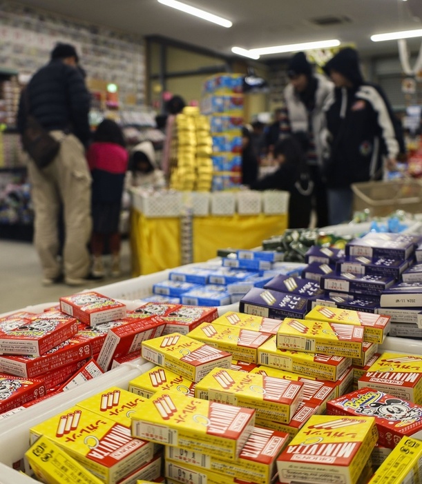 「日本一のだがし売場」に並ぶ駄菓子＝2024年1月