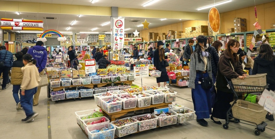 「日本一のだがし売場」の店内＝2024年1月、岡山県瀬戸内市