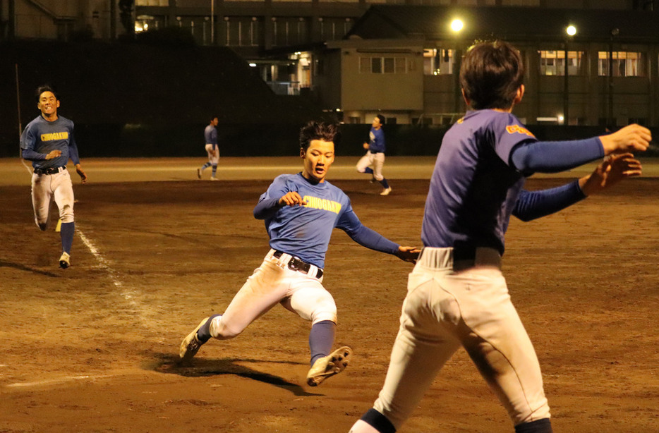 走塁練習に励む中央学院の選手ら＝千葉県我孫子市で２０２４年２月２０日、林帆南撮影