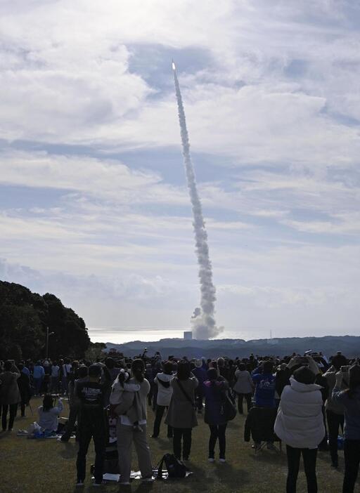 大勢の人が見守る中、種子島宇宙センターから打ち上げられたH3ロケット2号機＝17日午前9時23分、鹿児島県南種子町