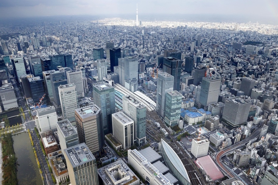 東京駅周辺のビル群。丸の内（手前左）、八重洲（同右）などのビル。奥中央は東京スカイツリー＝2023年11月（共同通信社ヘリから）