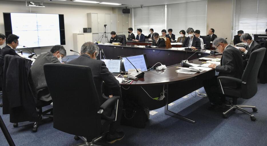 関西電力の乾式貯蔵施設について審議する福井県の原子力安全専門委員会＝27日午前、福井県庁