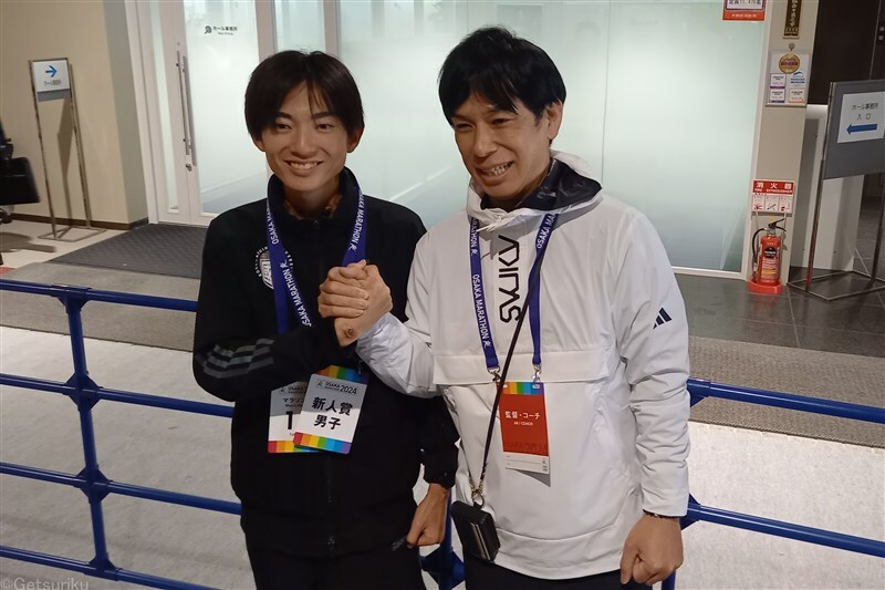 初マラソン初優勝を飾った平林清澄（國學院大、左）と前田康弘監督