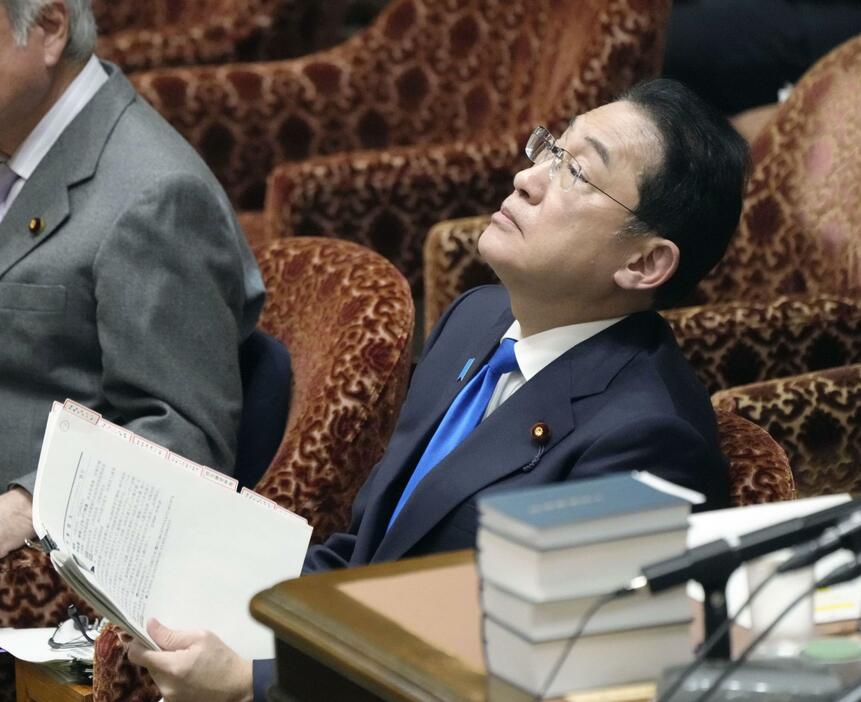 衆院予算委で質問を聞く岸田首相＝14日午後