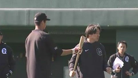 秋広優人選手【左】に指導を行う松井秀喜さん【右】