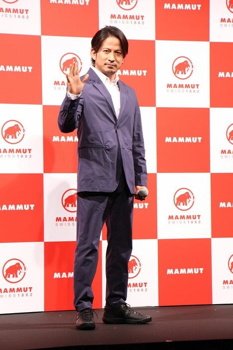 ブランドのスーツを着用し、イベントに登場した岡田准一さん