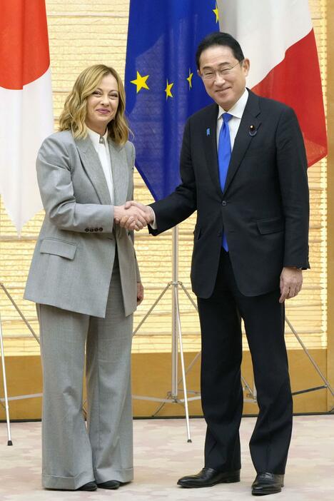 共同記者発表を終え、握手するイタリアのメローニ首相（左）と岸田首相＝5日午後、首相官邸