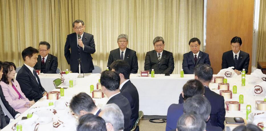 自民党安倍派の議員総会であいさつする塩谷立座長（奥左から2人目）＝1日午後、東京・永田町の党本部