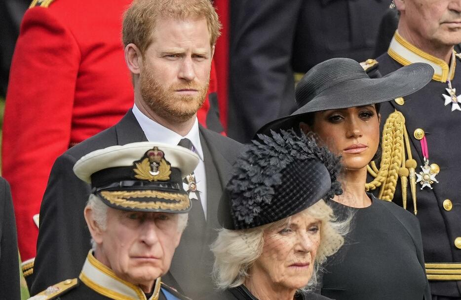 エリザベス英女王の国葬関連行事に出席したヘンリー王子（奥左）と妻メーガン妃（同右）、チャールズ国王（手前左）ら＝2022年9月、ロンドン（AP＝共同）