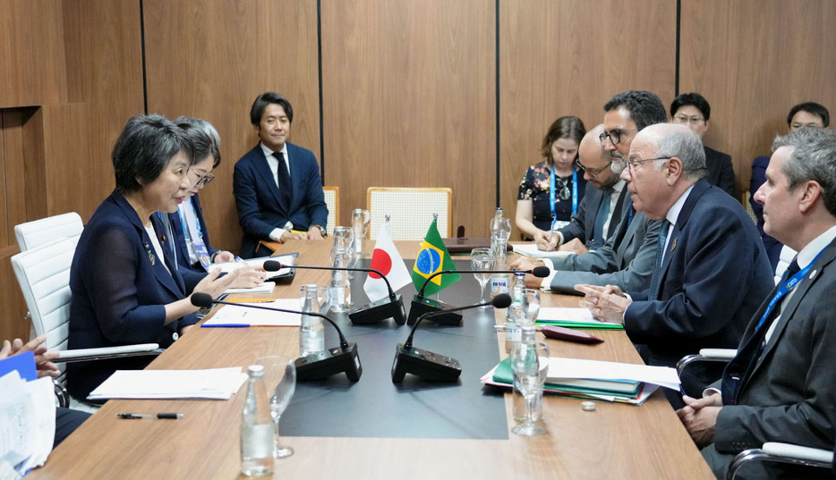 会談する上川外相（左端）とブラジルのビエイラ外相（右から2人目）＝22日、リオデジャネイロ（外務省提供・共同）