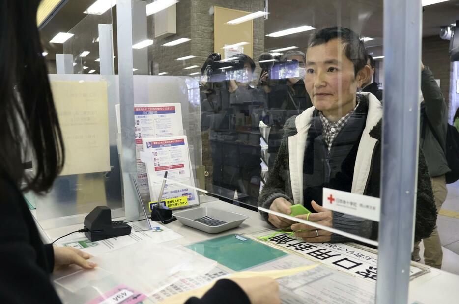 戸籍謄本受け取りのため、岡山市役所を訪れた臼井崇来人さん＝27日午後