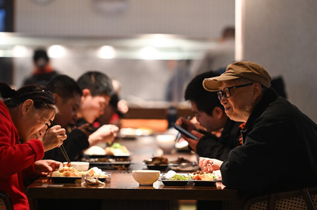 重慶市のコミュニティー食堂で食事をする人たち（2023年12月11日撮影）。