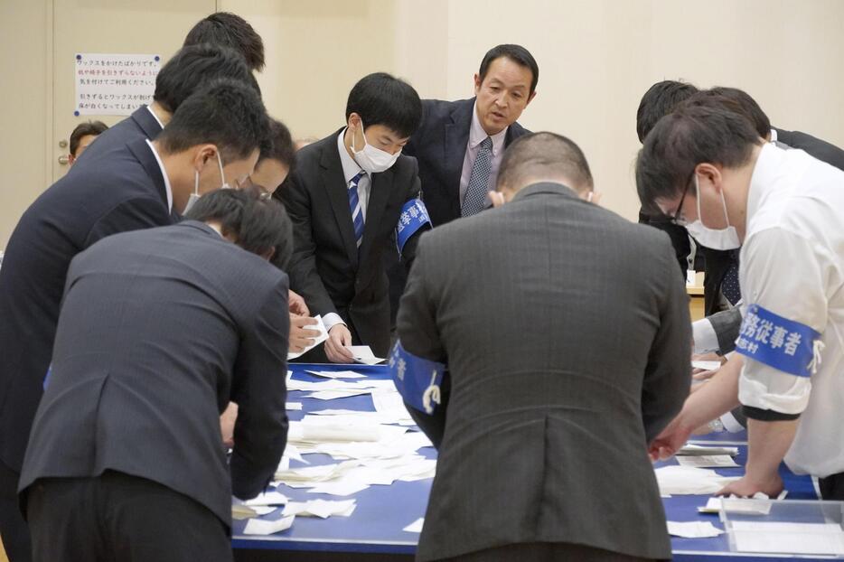 山梨県道志村議会解散の賛否を問う住民投票の開票作業＝4日夜、道志村