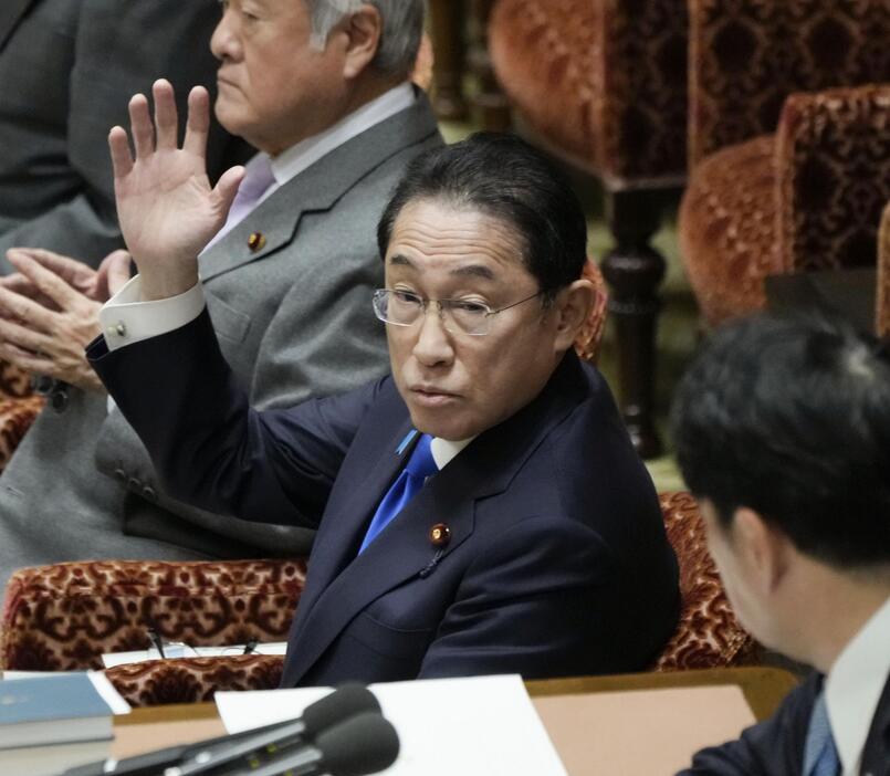 衆院予算委で答弁のため挙手する岸田首相＝14日午前