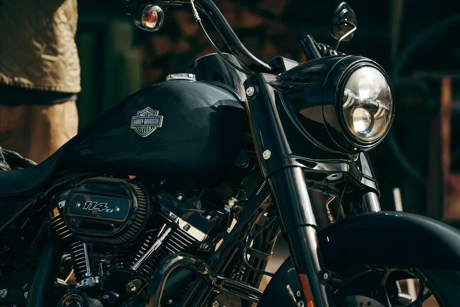 ロードキングスペシャル[Harley-Davidson 2024]グランドアメリカンツーリングの中で唯一のカウルレスモデル。ツーリング性能とマッシブなバガースタイルを両立する。