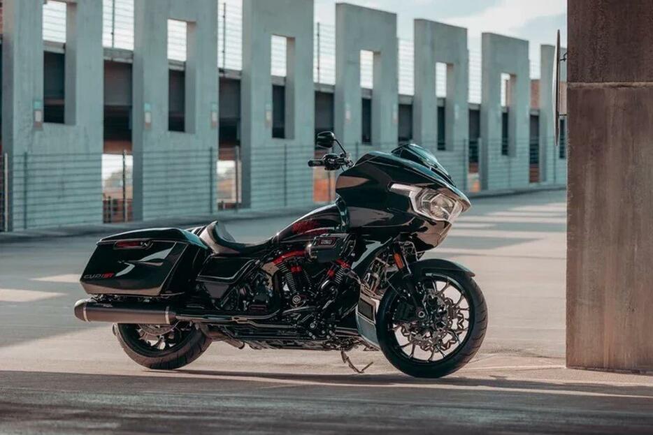 CVOロードグライドST[Harley-Davidson 2024]ロードグライドをベースに、エンジンをMilwaukee-Eight 121 High Outputとし、ハーレー過去最高の126馬力(94kW)、193Nmのトルクを発生する。