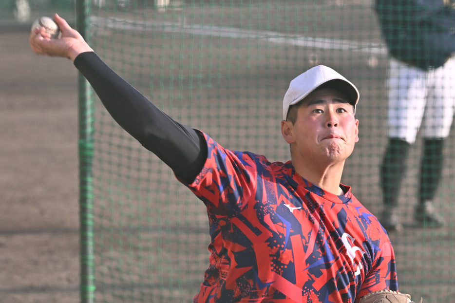 投球練習をする作新学院の小川哲平投手（２年）＝宇都宮市で２０２４年２月３日、三浦研吾撮影