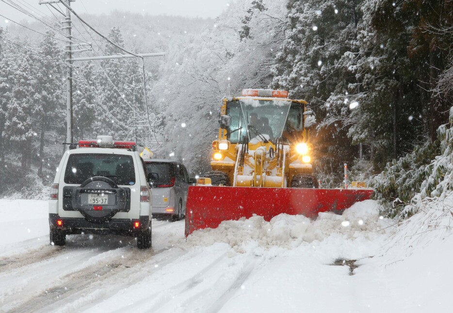 珠洲市大谷地区につながる道路の雪を取り除く除雪車＝２２日午前９時、同市若山町二子