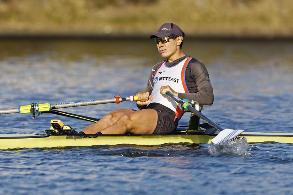 男子シングルスカル決勝の荒川龍太。1位となりパリ五輪代表に決まった＝戸田漕艇場