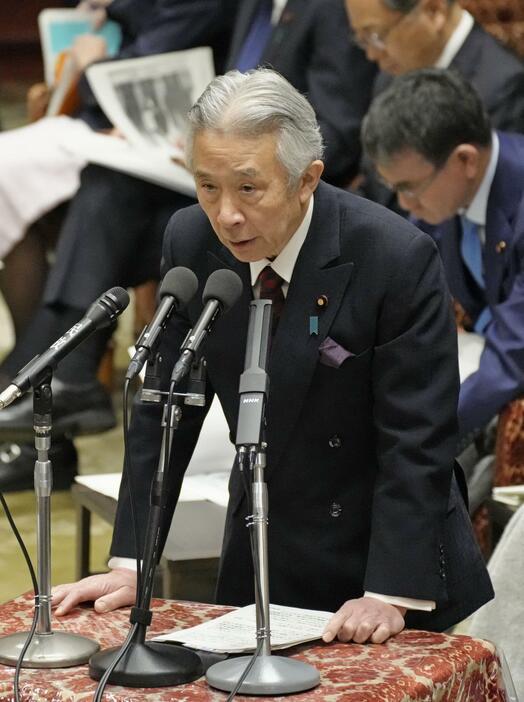 衆院予算委で旧統一教会問題について答弁する盛山文科相＝7日午前