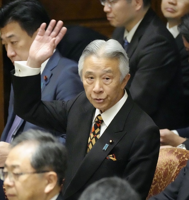 衆院予算委で答弁のため挙手する盛山文科相＝6日