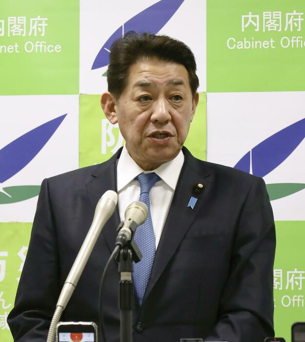 記者会見する松村領土問題担当相＝16日午後、東京都千代田区