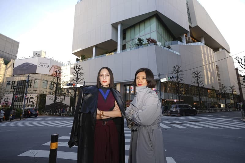 数々のストリートファッションが生まれた東京・渋谷の公園通りで、渋谷パルコを背景に立つ古田泰子さん（右）とティファニー・ゴドイさん（撮影・大島千佳）