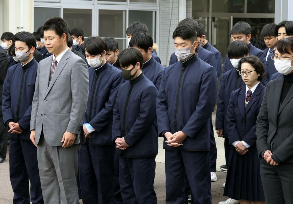 えひめ丸事故の追想式典で、事故発生時刻に合わせ黙とうする宇和島水産高の生徒ら＝10日午前8時43分、愛媛県宇和島市