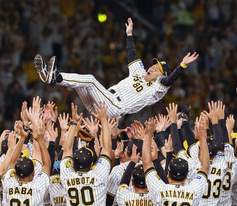 プロ野球セ・リーグで１８年ぶりの優勝を決め、胴上げされる阪神・岡田彰布監督＝２０２３年９月、甲子園球場