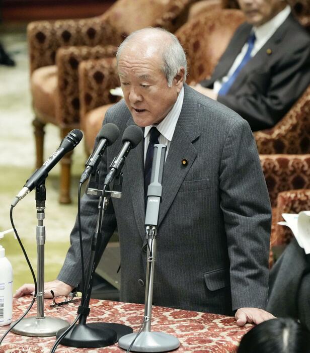 衆院予算委で答弁する鈴木財務相＝21日午後