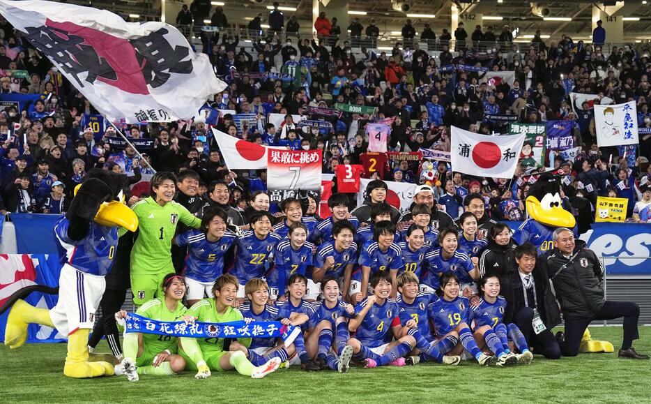 パリ五輪アジア最終予選第2戦で北朝鮮代表に勝利し、写真に納まるサッカー女子日本代表。2大会連続6度目の五輪出場を決めた＝28日、国立競技場