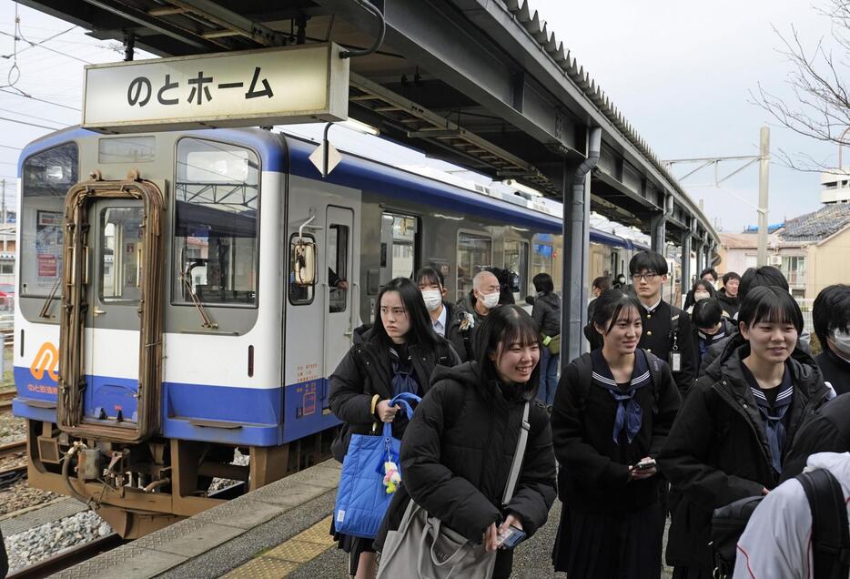 「のと鉄道」が七尾―能登中島間で運転再開され、通学のため七尾駅で下車する生徒ら＝15日午前、石川県七尾市