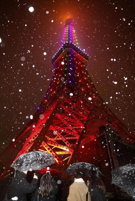 能登半島地震からの復興を願い、雪の中ライトアップされた東京タワー＝5日夜、東京都港区