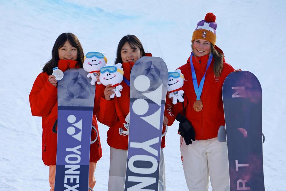 スノーボードの女子HPで優勝した工藤璃星（中央）と2位の清水さら（左）＝江原道（共同）