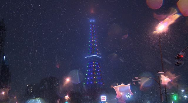 東京タワーが歌舞伎の定式幕カラーに点灯