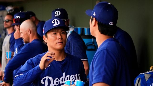 ベンチで会話する山本由伸投手と大谷翔平選手（写真：AP/アフロ）